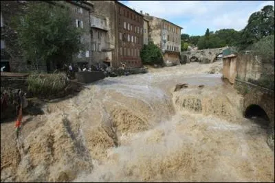 Les pluies torrentielles peuvent amener des crues spectaculaires et meurtrires. L'illustration montre Draguignan (sud de la France) en Juin 2010. Les causes aggravant encore les dgts sont...