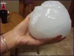 Parfois on peut dire comme les gaulois le craignaient  que le ciel nous tombe sur la tte . C'est particulirement le cas lors des soudaines autant que violentes temptes de grlons, dont la taille...