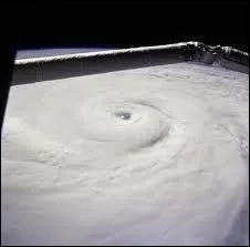 L'oeil d'un cyclone peut varier de 8  200 km. Tracy est le + petit cyclone enregistr, 96 km de diamtre total. Quelle tait la taille du + grand, le super-typhon Tip de 1979 ?