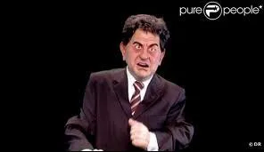 Cet homme politique est n  Tanger en 1951. Qui est titulaire d'une licence de philosophie ?