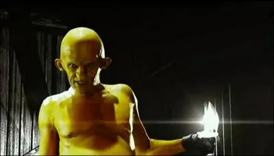 Basin City est la ville du vice et du pch. Dans cette ville dtruite par le crime voluent trois personnages : Marv, Dwight et John !