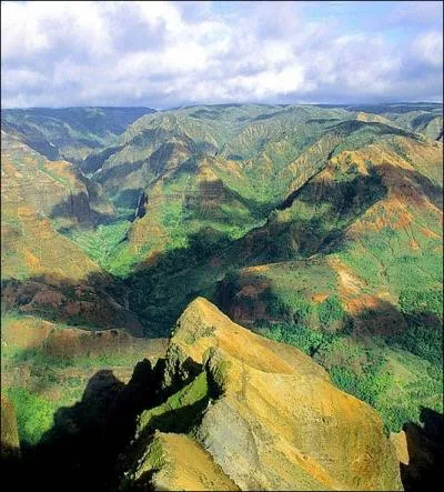 C'est sur l'le qui se trouve le plus au Nord de l'archipel, l'le de Kauai que se trouve ce magnifique endroit, surnomm 'Le Grand Canyon du Pacifique'. Quel est son vritable nom ?
