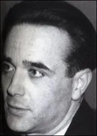 Assassin d'au moins 6 personnes, il fut le dernier  tre guillotin sur la place publique en 1939,  l'entre de la prison de Versailles :