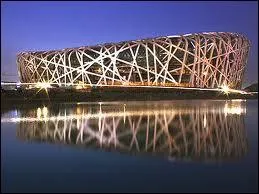 Comment surnomme-t-on ce stade olympique construit pour les J. O. de 2008 ?