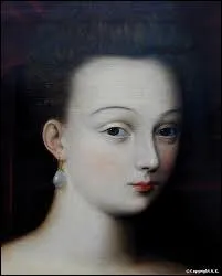 Favorite d'Henri IV, elle eut avec lui plusieurs enfants. Le roi souhaitait l'pouser mais elle mourut juste avant. Il porta le deuil, ce qui ne lui tait pas permis.