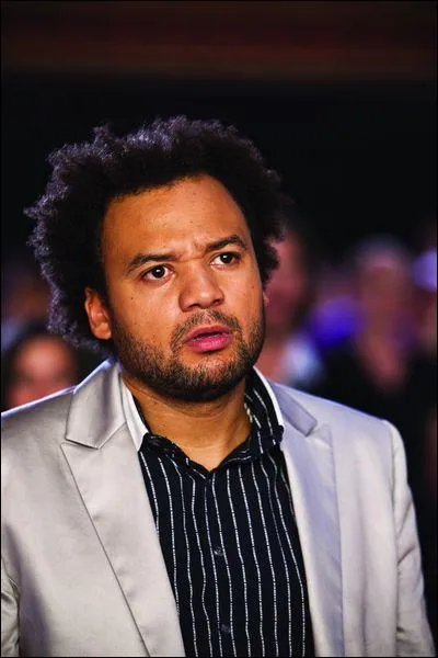 Qui est aussi avec lui ?