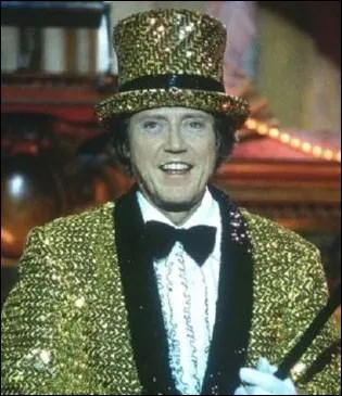 Dans quel film incarne-t-il un entrepreneur de pompes funbres ayant recours  des mthodes publicitaires peu communes pour attirer le chaland ?