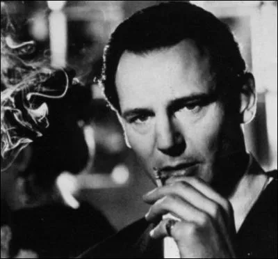 Oskar Schindler est un industriel allemand, membre du parti nazi. Ne pensant tout d'abord qu' son profit, il emploie une main d'uvre juive bon march dans son usine :