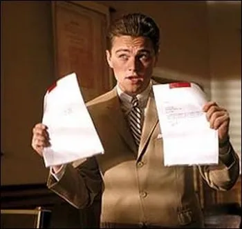 Dans les annes 1960, le jeune Frank Abagnale Jr. est un champion de l'usurpation d'identit. Usant d'habiles stratagmes, il multiplie les escroqueries et il est activement recherch par le FBI :