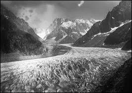 Quel est ce glacier de 7 km de long situ sur la face nord du Mont Blanc dont le sommet culmine  2 140 m ?