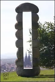 Comment nomme-t-on cette glace qui a l'aspect d'une vitre  travers laquelle on ne peut voir que d'un seul ct ?