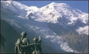 Quelle est la plus grande cascade de glace d'Europe qui descend du sommet du Mont Blanc et prend naissance entre les Roches Rouges et le Dme du Goter ?
