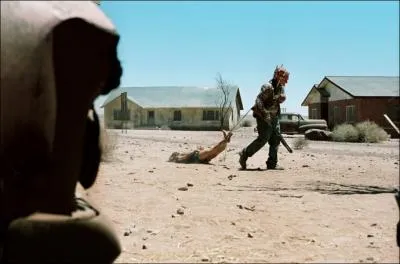 'Une famille amricaine dcide de partir en voyage. Mais alors qu'ils cherchent un raccourci sur une route du dsert du Nouveau-Mexique, leur voiture a un accident. C'est le dbut de l'enfer'.