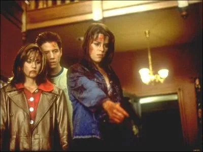 'Woodsboro est une petite ville traditionnelle des tats-Unis. Lorsque deux adolescents se font assassiner, la ville bascule dans la crainte, surtout Sidney Prescott, car tout est reli  elle'.