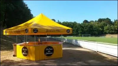 Prêt du tairrain de foot, la cuvète est rempli de bouillon.