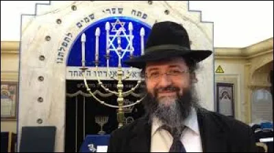 Avant d'aller à la sinagogue, elle prennait le temps de s'acroupir sur la berge du ravin.