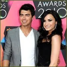 Avec qui Demi Lovato est-elle sortie ?