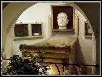 Intercept par la rsistance italienne, il est arrt puis,  la suite d'un simulacre de jugement, condamn  mort. De quelle manire a-t-il t excut ?