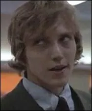 Dans ce film, tourn  ses dbuts et dans lequel Sean Connery tient le rle principal, il incarne un jeune voyou timide. De quel film s'agit-il ?