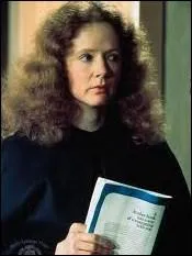 Elle interprte la mre bigote de Carrie. C'est :