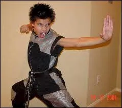 Son 'ex' entraineur de karat s'appelle Mike Chat :