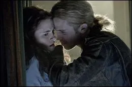 Dans le studio de danse, quel(le) membre ou partie du corps James casse-t-il  Bella ?