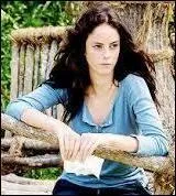 Quels mots taient griffonns sur le papier qu'elle tenait dans sa main lors de son arrive ?