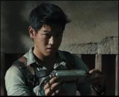 Minho extirpe du corps du monstre qu'ils ont russi  dtruire, un cylindre mtallique lectronique. A quoi cet appareil leur sera-t-il utile ?