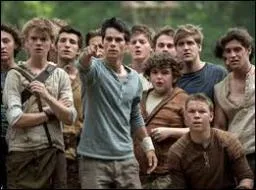 Dans le film, depuis combien de temps les premiers arrivants survivent-ils dans cet espace clos ?