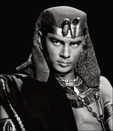 Ses plus grands succs n'ont pas tous t tourns dans les annes 50, mais durant ces annes, il a quand mme jou dans 'Le Roi et moi' et dans 'Les Dix Commandements'.