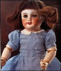 Quelles sont ces poupes qui ont t les vedettes de la premire moiti du XXe sicle , cres en 1905 ?