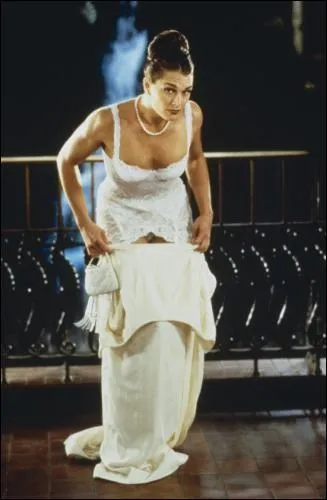 Dans quel film tente-t-elle d�sesp�r�ment de s�duire Chris O'Donnell, un futur millionnaire ?