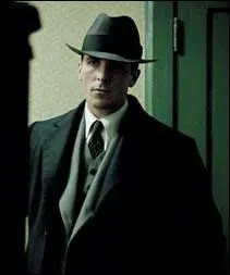 Dans quel film traque-t-il sans relche le clbre gangster John Dillinger, incarn par Johnny Depp ?