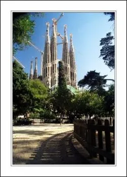 Barcelone est plus loin de Paris que :