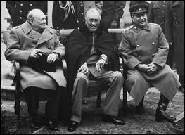 A quelle grande conférence Staline participe-t-il en février 1945 ? Elle a abouti à une stratégie commune pour hâter la fin de la guerre et au partage les zones d'influence dans le monde.
