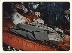 De son vivant Staline a fait l'objet d'un culte de la personnalit. Aujourd'hui o se trouve sa tombe ?