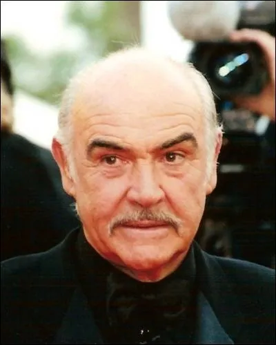 Un des plus grands acteurs britanniques de tous les temps, il a interprt  plusieurs reprises le rle de James Bond.