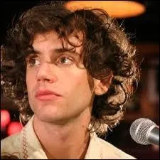 Sa dernire chanson est 'Elle me dit'. Il a aussi chant 'Rain' et 'We are Golden'. Qui est-ce ?