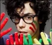 Il s'est fait remarquer par sa voix qui ressemble  celle de Mika et par sa reprise de 'Womanizer' de Rihanna, qui est-ce ?