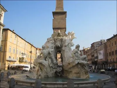 Voici une des plus belles fontaines de Rome, construite par le Bernin. O se situe-t-elle ?