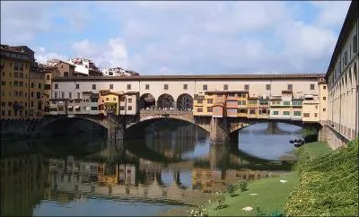  Florence, berceau de la Renaissance, se trouve un pont qui traverse l'Arno :