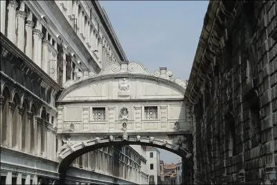 Nous voici dsormais  Venise. Quel est ce pont qui reliait les anciennes prisons au Palais des Doges ?