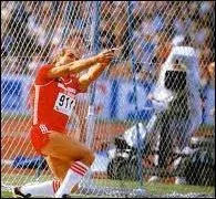 Qui est recordman du monde du lancer du marteau avec 86m74 ?
