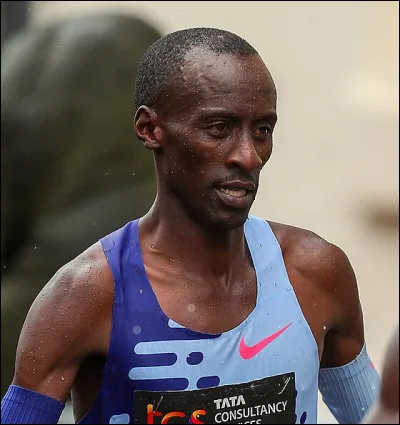 Qui détient la meilleure performance mondiale du marathon en 2 h 00 min 35 s ?