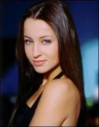 Comment s'appelle la demi-soeur de Derek qui a le mme ge que lui ?