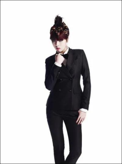 Avec quel chanteur forme-t-elle le groupe 'Trouble Maker' ?