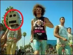 Dans quel tube SkyBlu apparat-il pour la premire fois avec une grande tte en carton ?