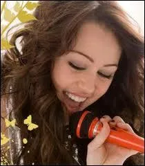 Episode 7 de Hannah Montana Forever, Lilly se casse une jambe car :