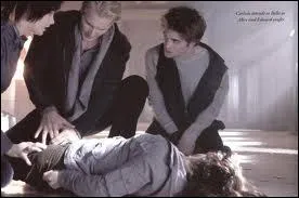 Que fait Edward pour empcher Bella de se transformer en vampire suite  la morsure de James ?