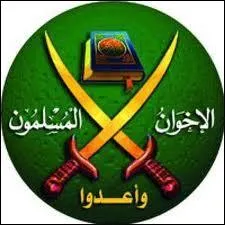 Quelle organisation panislamiste fonde en 1927 en Egypte (en passe de prendre le pouvoir) prne une renaissance islamiste et une lutte (officiellement) non violente contre l'influence occidentale ?